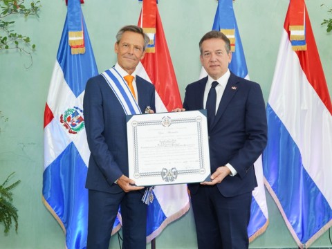  Canciller Bison&oacute; condecora al embajador de Pa&iacute;ses Bajos al concluir su misi&oacute;n en Rep&uacute;blica Dominicana