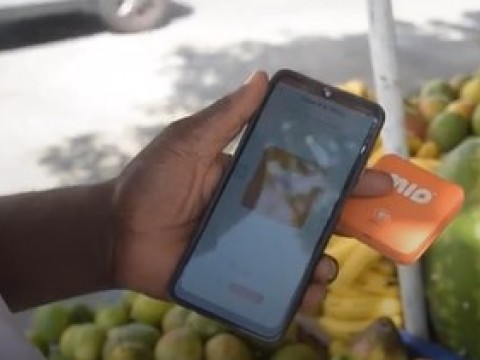 Desde fruteros hasta gomeros: el pago con tarjeta impulsa a micro negocios en el pa&iacute;s