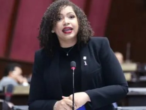 Juliana O&rsquo;neal denuncia persisten problemas con los medicamentos de alto costo