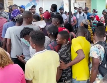Autoridades desalojan a cientos de migrantes de campamento en la frontera norte de M&eacute;xico