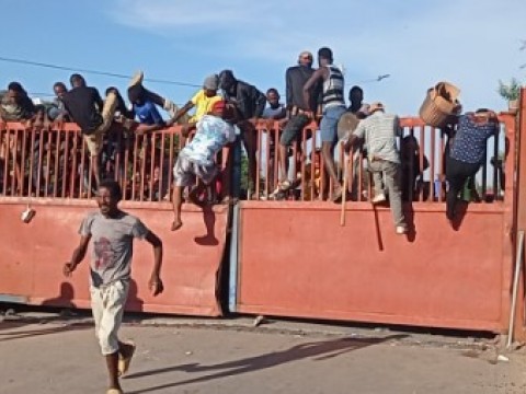 Haitianos soldan puerta peatonal para evitar acceso a su territorio por frontera con Dajab&oacute;n