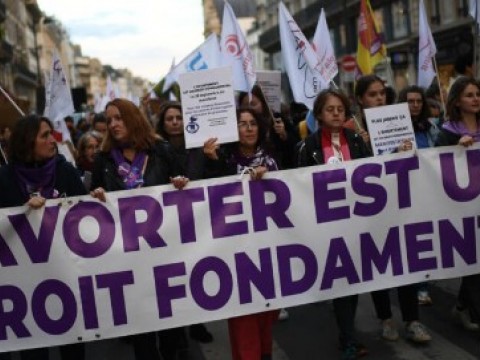 Francia da primer paso para consagrar el aborto como un derecho constitucional