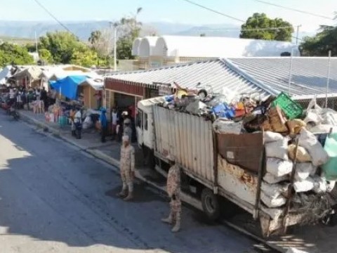 Llevaba 1,850,000 cigarrillos ocultos en un cami&oacute;n de basura
