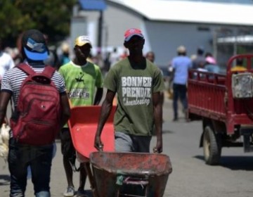 Los haitianos se abastecen en mercado de Dajab&oacute;n