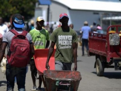 Los haitianos se abastecen en mercado de Dajab&oacute;n