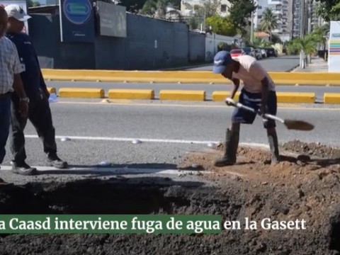 CAASD interviene fuga de agua en la 27 de Febrero con Ortega y Gasett