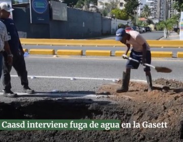CAASD interviene fuga de agua en la 27 de Febrero con Ortega y Gasett