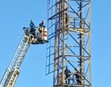 Hombre amenaz&oacute; con lanzarse de torre del estadio Quisqueya tiene disputa con MOPC por terrenos