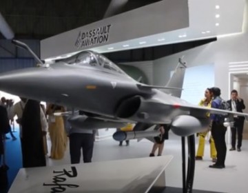 La India presume de arsenal de combate en una inmensa feria de aviaci&oacute;n