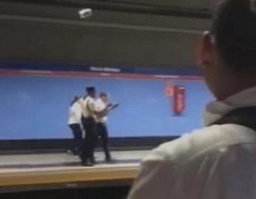 Usuario del Metro de Santo Domingo se lanza a las v&iacute;as en la estaci&oacute;n Mar&iacute;a Montez