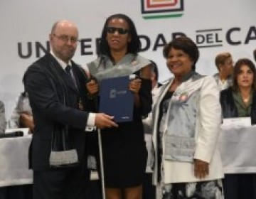 Joven no vidente se grad&uacute;a y sue&ntilde;a con impartir docencia