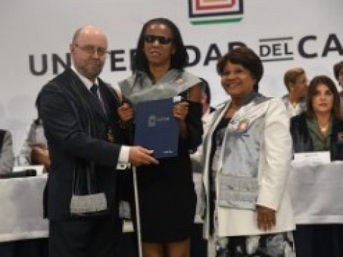 Joven no vidente se grad&uacute;a y sue&ntilde;a con impartir docencia