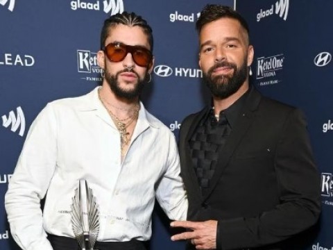 Bad Bunny recibe premio GLAAD de manos de Ricky Martin
