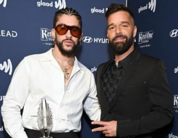 Bad Bunny recibe premio GLAAD de manos de Ricky Martin