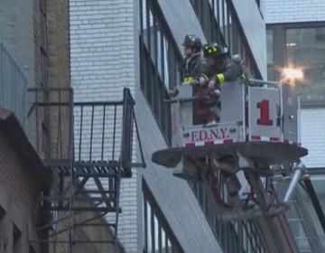 Al menos un muerto tras colapso de edificio de parqueos en Nueva York