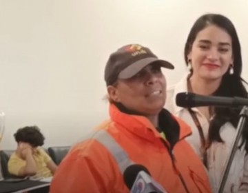 Empleada del aeropuerto de Rhode Island llora al ver llegar primer vuelo directo desde RD