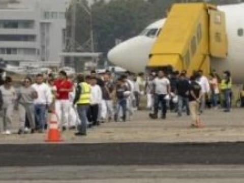 Autoridades de EE.UU. env&iacute;an vuelos con deportados hacia Rep&uacute;blica Dominicana y otros pa&iacute;ses