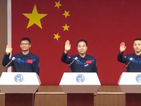 China enviar&aacute; este martes a tres astronautas a su estaci&oacute;n espacial