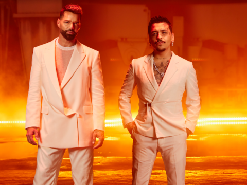 Ricky Martin&nbsp;acaba de estrenar una nueva versi&oacute;n de su cl&aacute;sico&nbsp;&ldquo;Fuego de Noche, Nieve de D&iacute;a&rdquo;&nbsp;junto a&nbsp;Christian Nodal