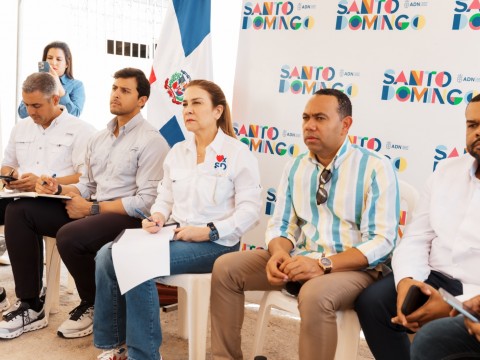 Carolina Mej&iacute;a escucha y lleva soluciones a los comunitarios de Los Peralejos