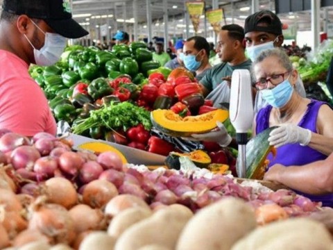 Comerciantes se quejan por alza canasta b&aacute;sica