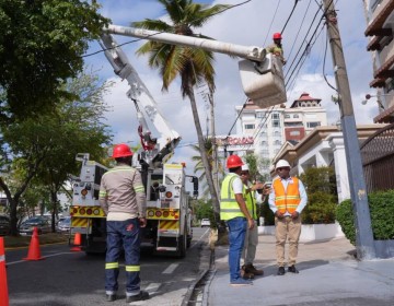 Indotel, Alcald&iacute;a del Distrito Nacional y sector el&eacute;ctrico inician retiro de 300 kil&oacute;metros de cableado en desuso en la capita