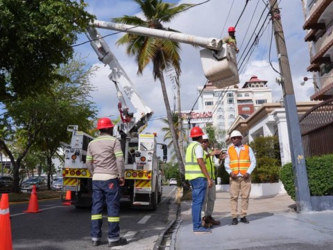 Indotel, Alcald&iacute;a del Distrito Nacional y sector el&eacute;ctrico inician retiro de 300 kil&oacute;metros de cableado en desuso en la capita