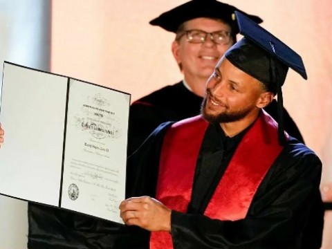 Stephen Curry se grad&uacute;a en Universidad de Davidson
