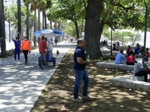 Covid-19 no para las visitas de recreaci&oacute;n al Malec&oacute;n del DN