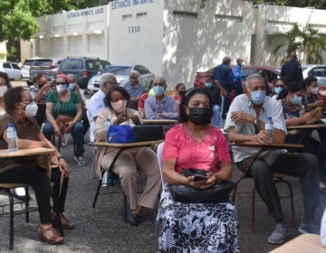 Inician vacunaci&oacute;n a cientos de empleados activos y jubilados de la UASD