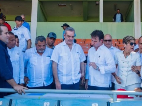 Abinader anuncia remodelaci&oacute;n del estadio de Puerto Plata