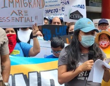 Dominicanos en NYC participan en protesta contra Hochul