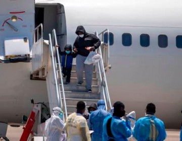 EEUU deporta a 30 haitianos, pero exl&iacute;der paramilitar se queda