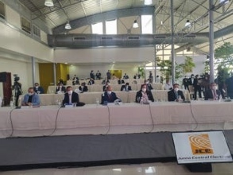 Dividir hor&aacute;rios de votaci&oacute;n para hombres y mujeres, medidas de higuiene y voto en el exterior fueron los temas tratados entre JCE y partidos 