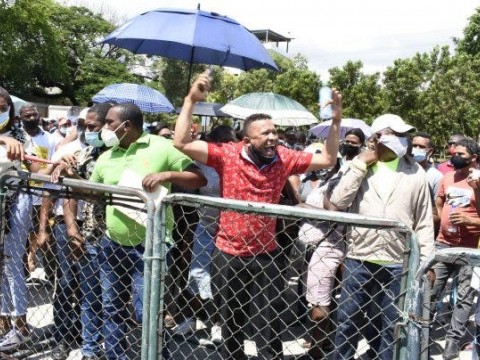 Vendedores de "La pulga" vuelven a protestar frente al Palacio Nacional