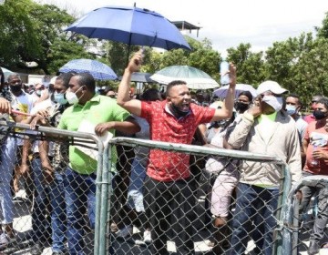 Vendedores de "La pulga" vuelven a protestar frente al Palacio Nacional