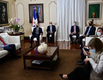 Presidente Medina se re&uacute;ne con misi&oacute;n observadora de la OEA 