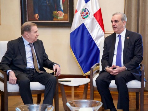 Edmundo Gonz&aacute;lez Urrutia llega al Palacio Nacional donde ser&aacute; recibido por el presidente Luis Abinader