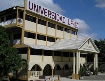 Universidad UFHEC entrega 1,326 nuevos profesionales; rector solicita al Gobierno mejorar conectividad en regi&oacute;n sur