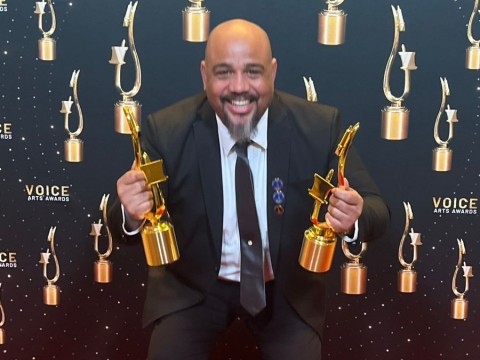 El destacador locutor dominicano Mart&iacute;n Alc&aacute;ntara obtiene dos estatuillas en premios internacionales SOVAS