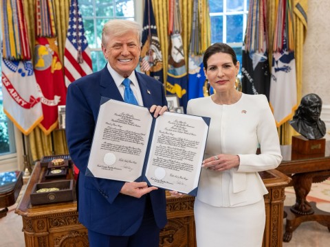 Embajadora Mar&iacute;a Isabel Castillo B&aacute;ez presenta cartas credenciales al presidente Donald Trump