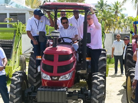  Ministro David Collado entrega 42 equipos a ayuntamientos con vocaci&oacute;n tur&iacute;stica para recolecci&oacute;n de desechos