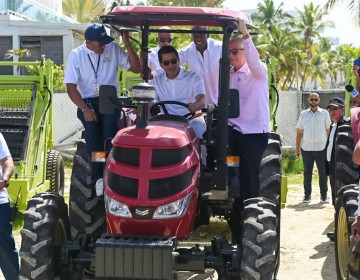  Ministro David Collado entrega 42 equipos a ayuntamientos con vocaci&oacute;n tur&iacute;stica para recolecci&oacute;n de desechos