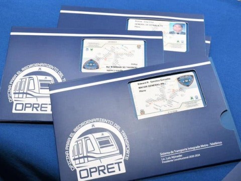 Desde el pr&oacute;ximo lunes polic&iacute;as y oficiales recibir&aacute;n carnets para acceder gratuitamente a servicios de la OMSA, Metro y Telef&eacute;rico