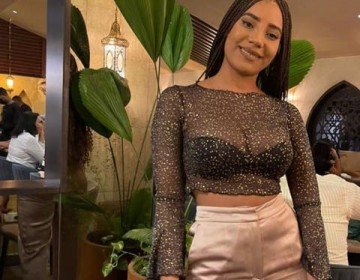 Doctor Ynti Eusebio denuncia no dejaron entrar a su esposa a restaurante por tener trenzas