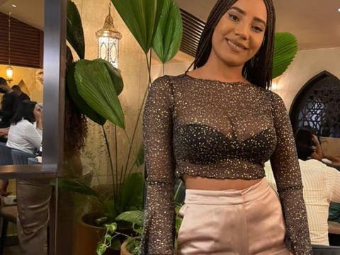 Doctor Ynti Eusebio denuncia no dejaron entrar a su esposa a restaurante por tener trenzas
