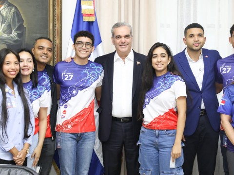 Presidente Abinader recibe estudiantes universitarios y de nivel secundario que participan en concurso NASA