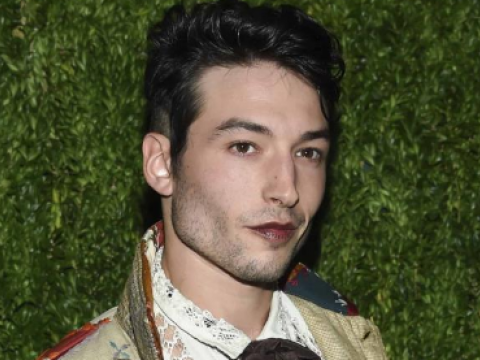Ezra Miller se somete a tratamiento de salud mental