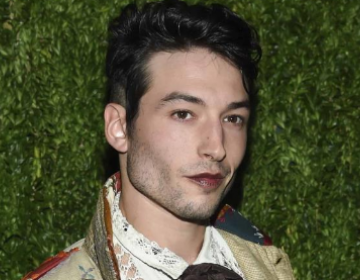Ezra Miller se somete a tratamiento de salud mental