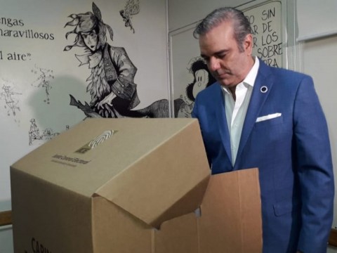 Abinader ejerce su derecho al voto 